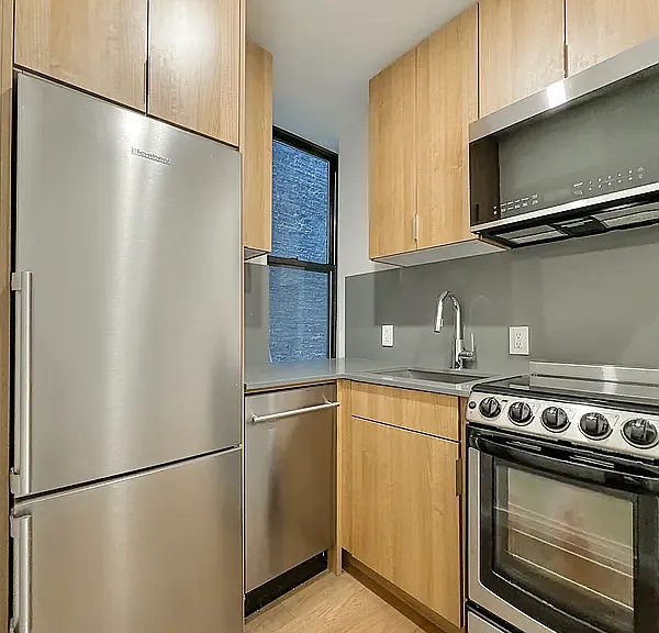 140 W 4th St #2 — Photo 3