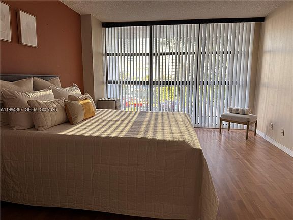 3rd image of 600 Parkview Dr APT 222