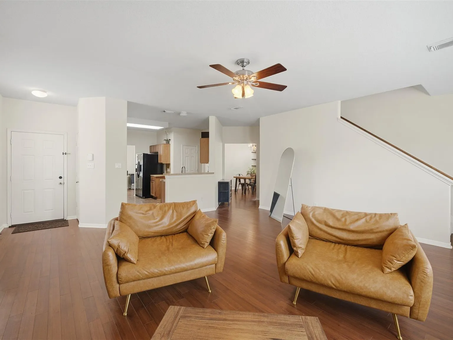 3 bed, 2.5 bath, 2344 sqft, $2,100 — Photo 4