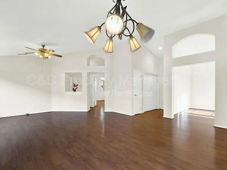 242 Bartlett Ln — Photo 6