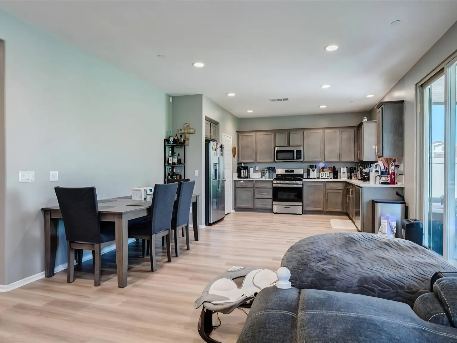 3 bed, 2142 sqft, $3,200 — Photo 3