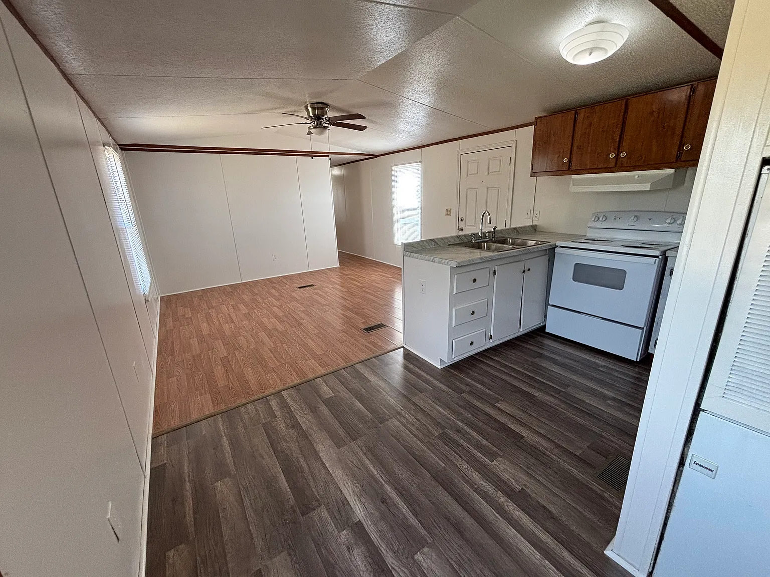 3 bed, 784 sqft, $1,050 — Photo 3