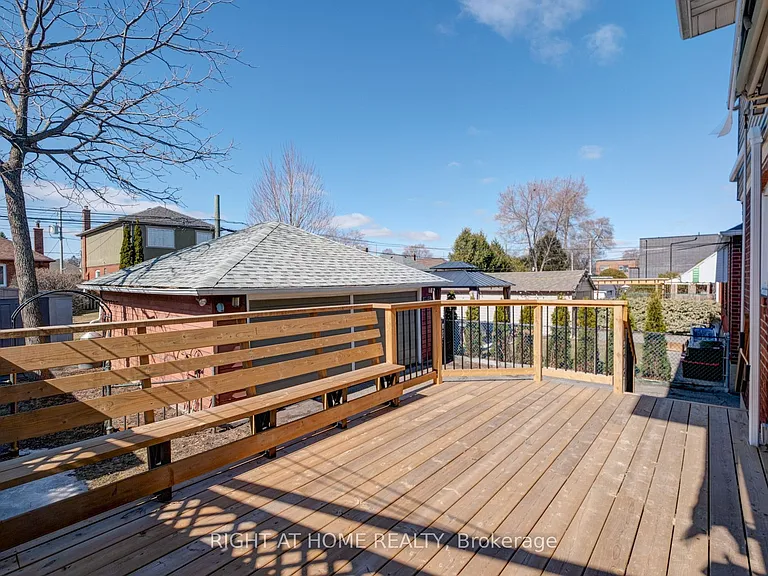 952 Coxwell Ave #MAIN — Photo 6