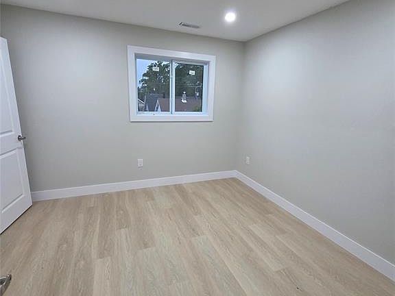 5th image of 411 Clinton St