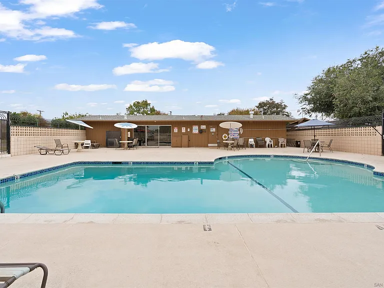 540 Oakdale Ln #C — Photo 2