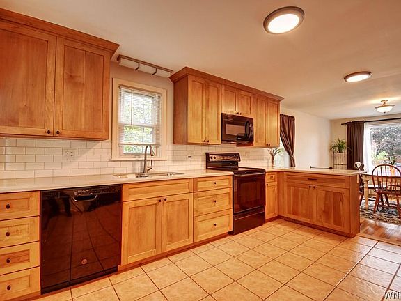 4th image of 311 Capen Blvd