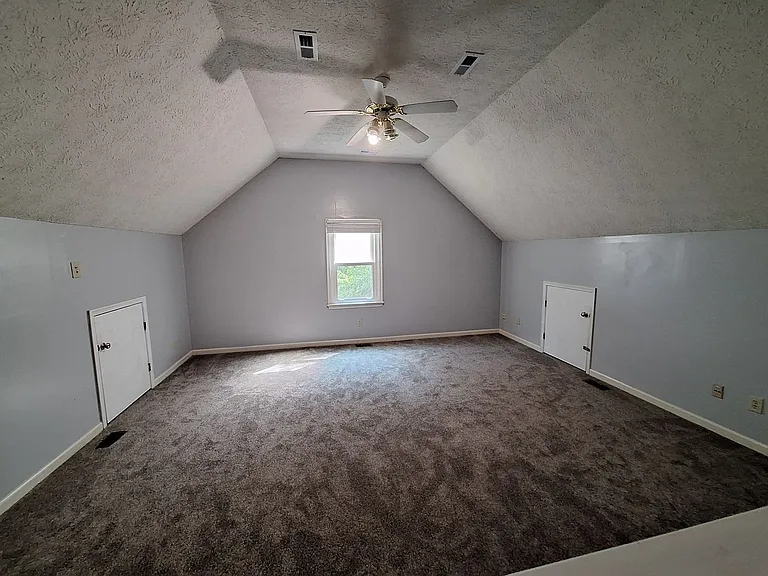 212 Earle Ct — Photo 23