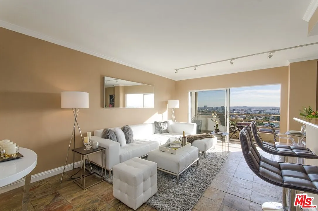 1 bed, 2.0 bath, 741 sqft, $4,800 — Photo 4