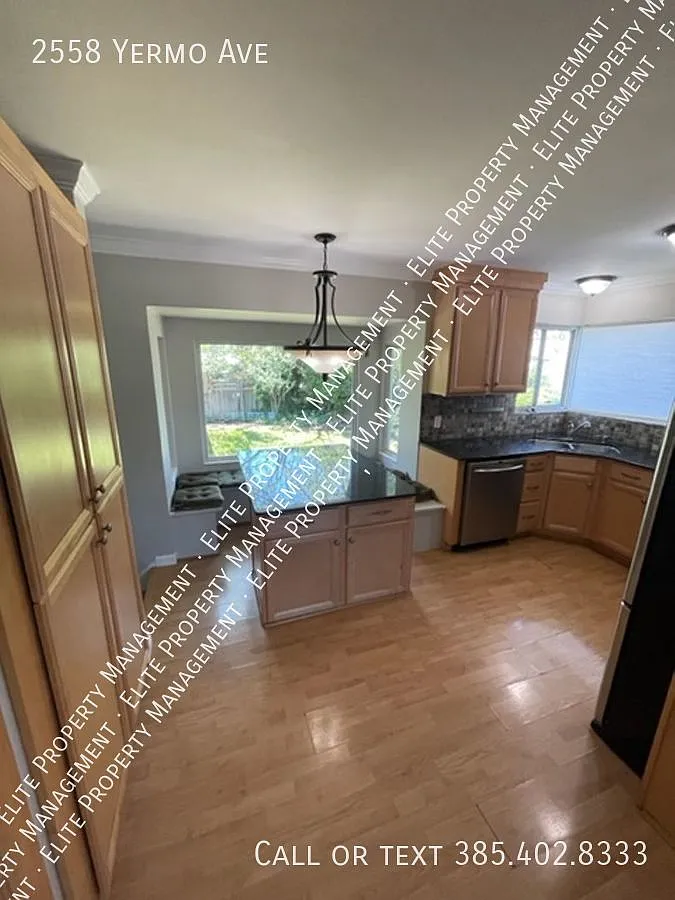 4 bed, 2.0 bath, 2200 sqft, $2,700 — Photo 2