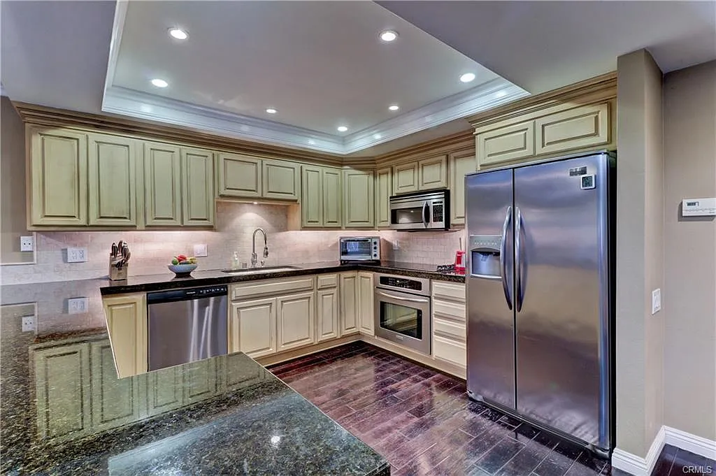 2 bed, 2.5 bath, 1722 sqft, $5,500 — Photo 2