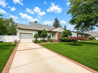 27 Ventura Dr, North Babylon, NY 11703