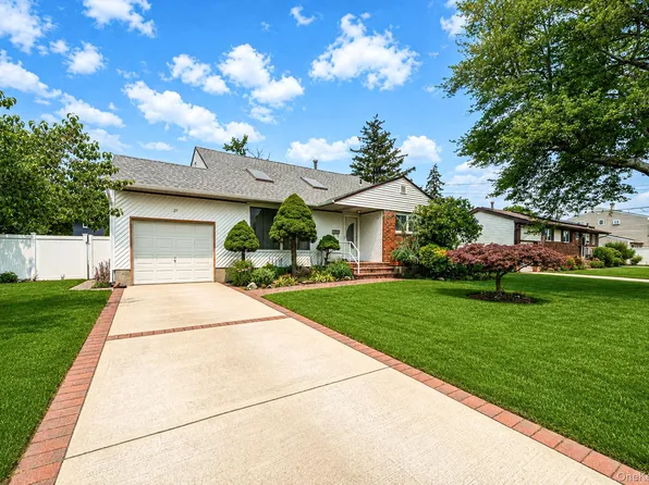 27 Ventura Drive, North Babylon, NY 11703