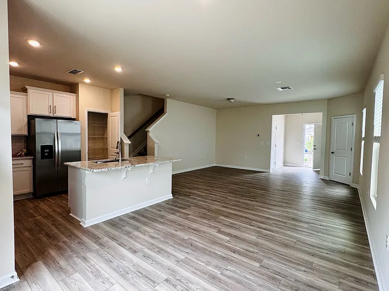857 McKenzie Park Ter — Photo 5