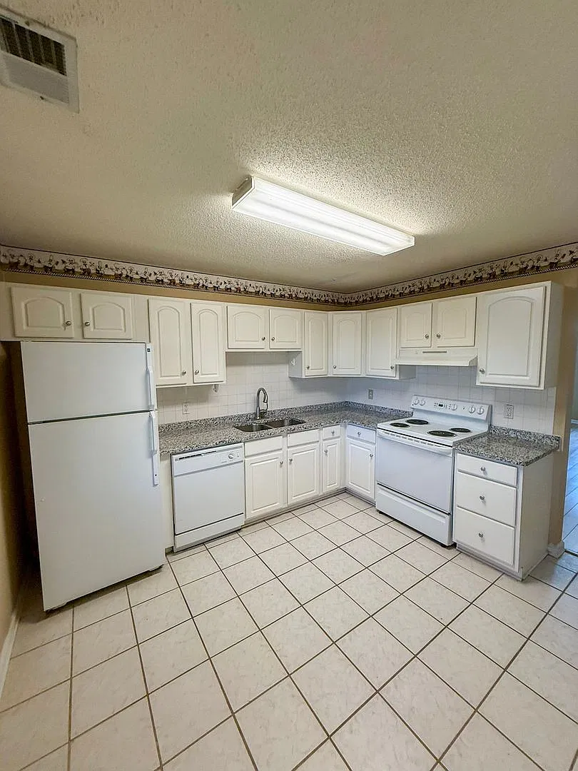 2 bed 2.5 bath townhouse — Photo 4