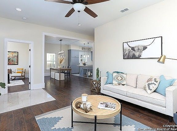 3rd image of 1814 N Comal