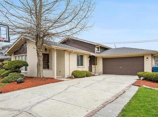 10931 Circle Dr, Palos Hills, IL 60465