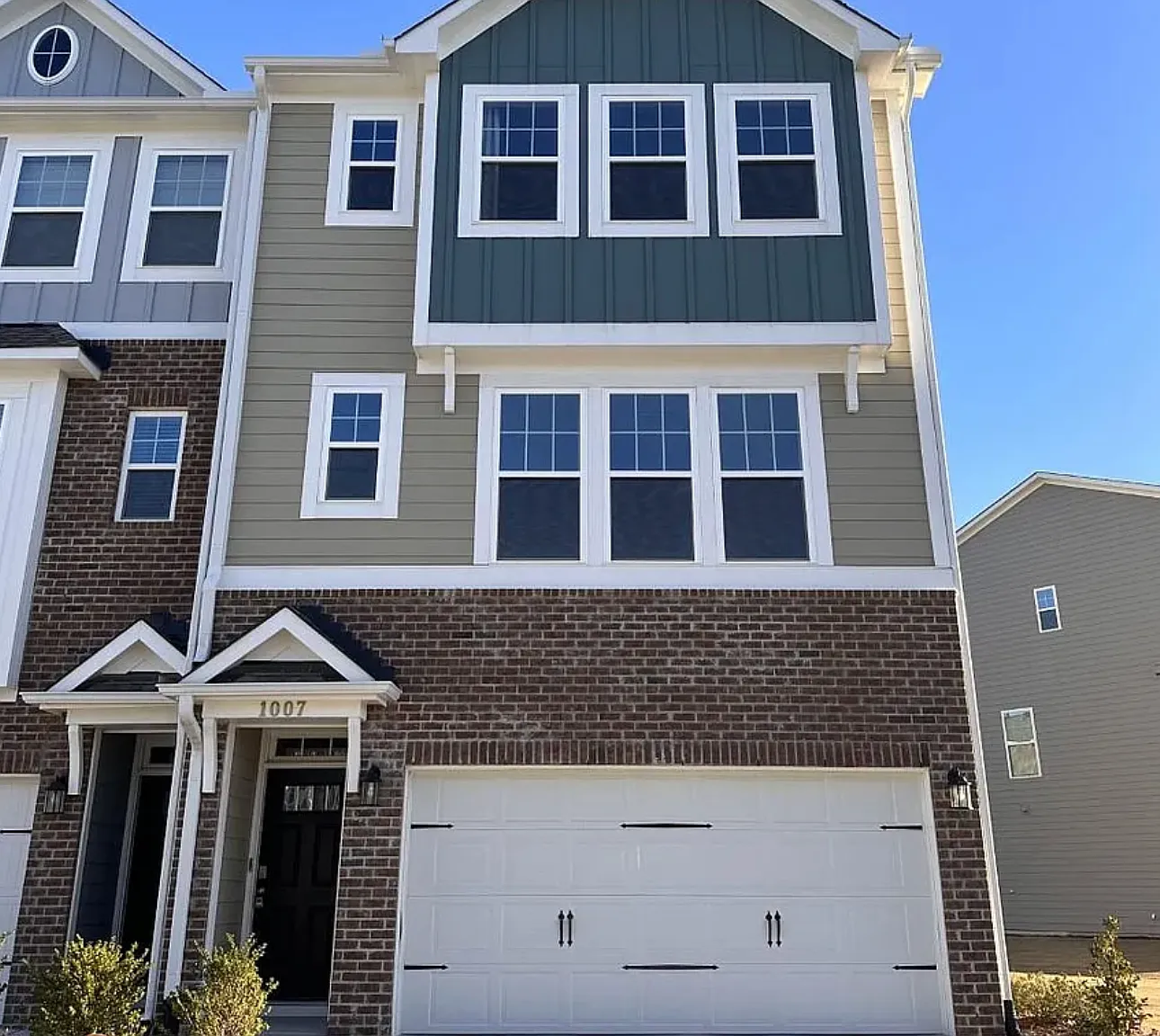 3 bed, 3.5 bath, 2303 sqft, $2,480 — Photo 1