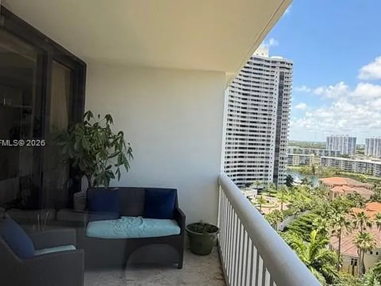 2000 Island Blvd #CU-1404 — Photo 7