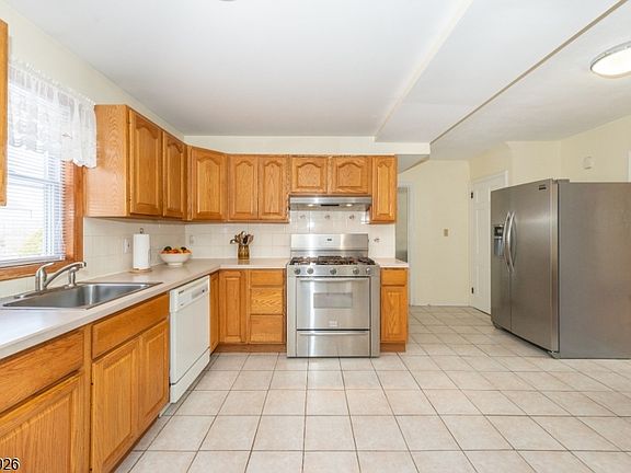 3rd image of 10 Burlington Rd