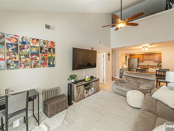 3rd image of 454 Cambridge Dr