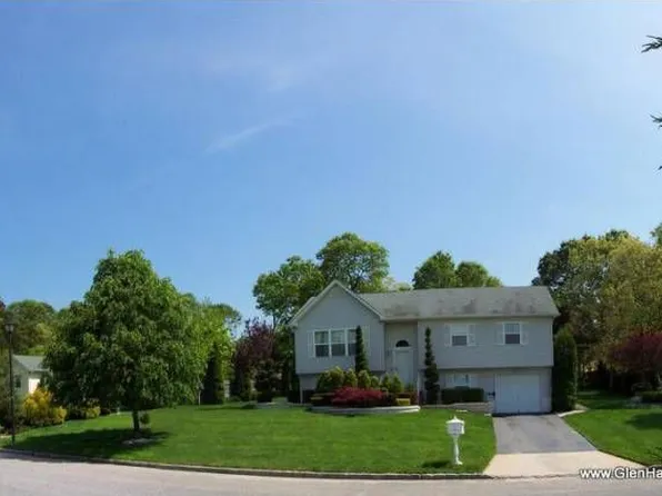 63 Samantha Dr, Coram, NY 11727