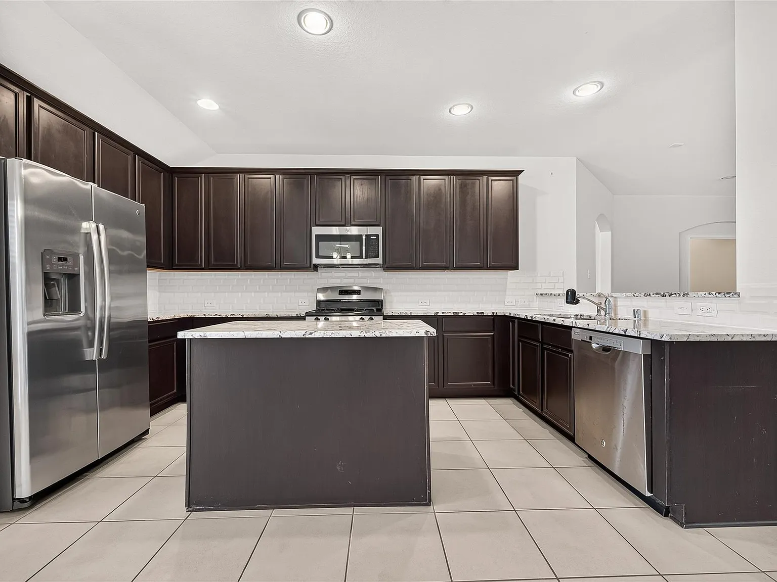 3 bed, 2.0 bath, 2102 sqft, $2,250 — Photo 3