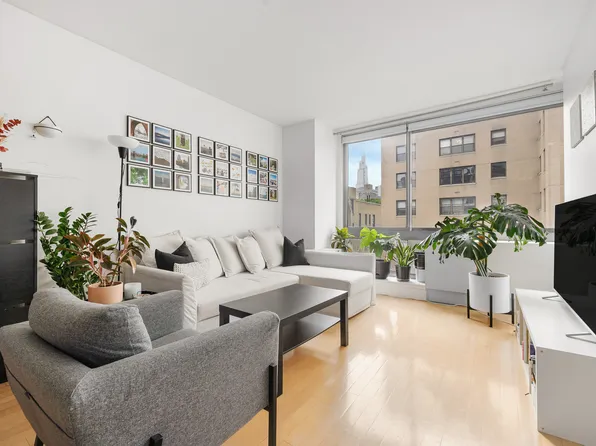 242 East 25th Street 7C image 2 of 10