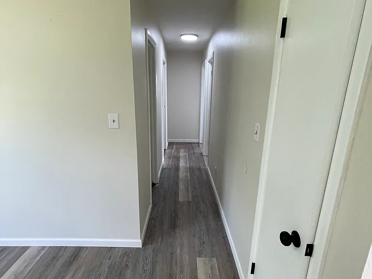 2207 Clark Ln — Photo 8