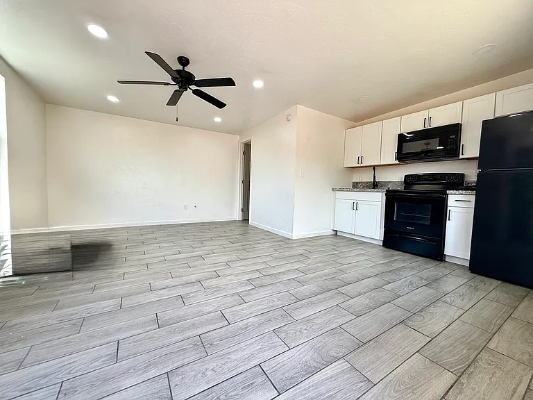2614 N Balboa Ave #6 — Photo 4