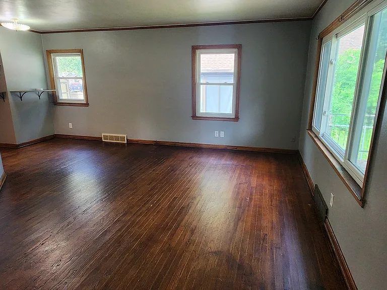 2405 Maple St — Photo 3