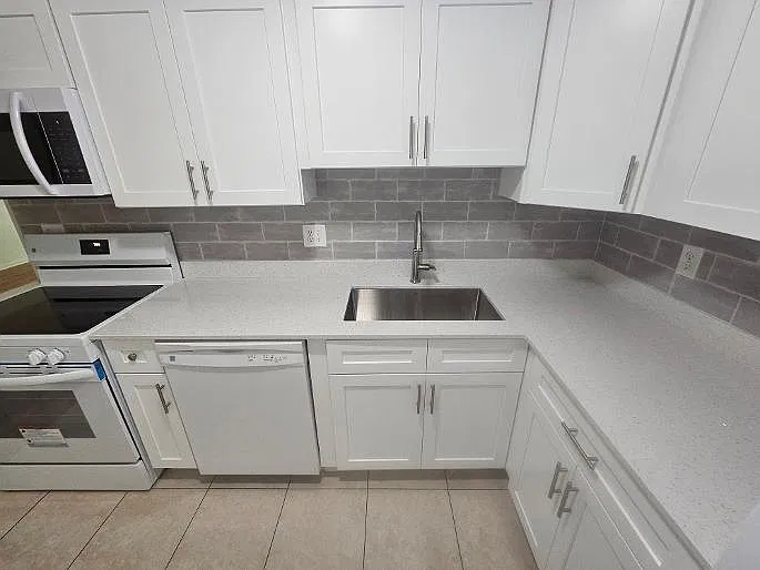 1 bed, 1.5 bath, 800 sqft, $1,800 — Photo 3