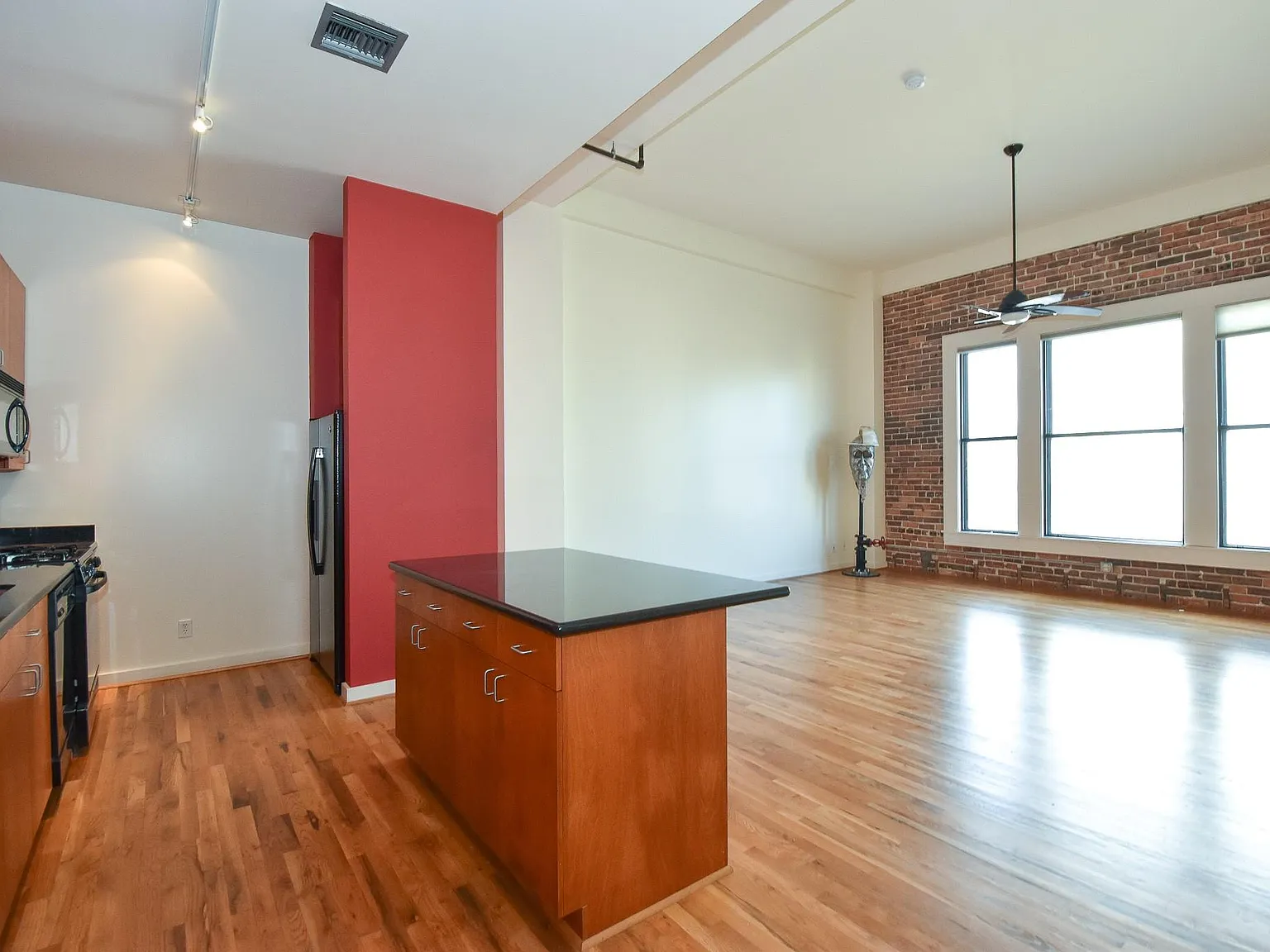 1 bed, 1.0 bath, 928 sqft, $1,925 — Photo 2