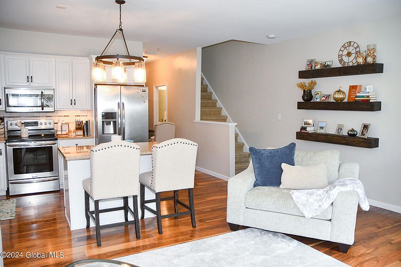 4th image of 402 Avalon Place
