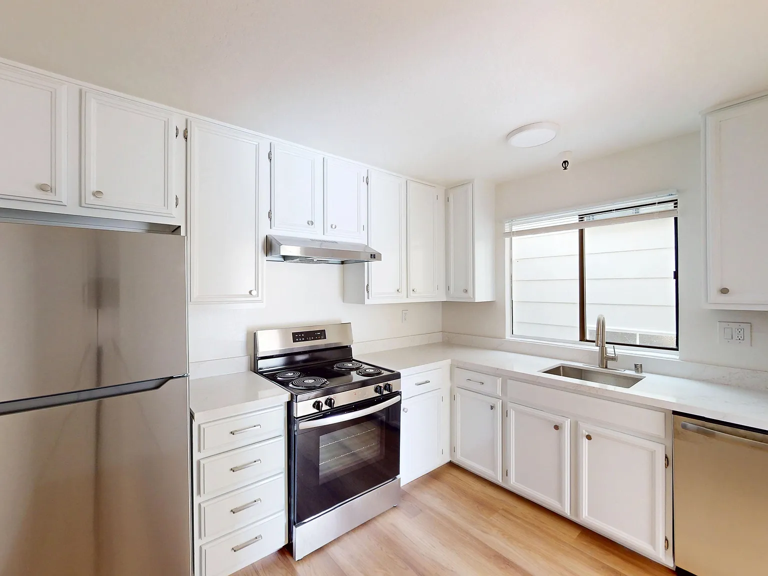 Charming 1BR in Laurel Heights | Pet Friendly — Photo 1