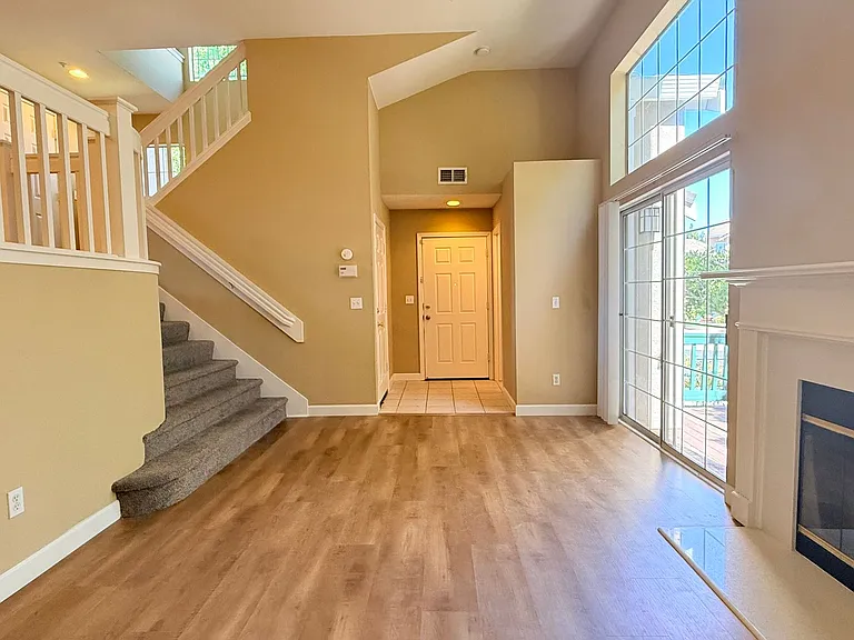 401 Skylark Ct — Photo 8