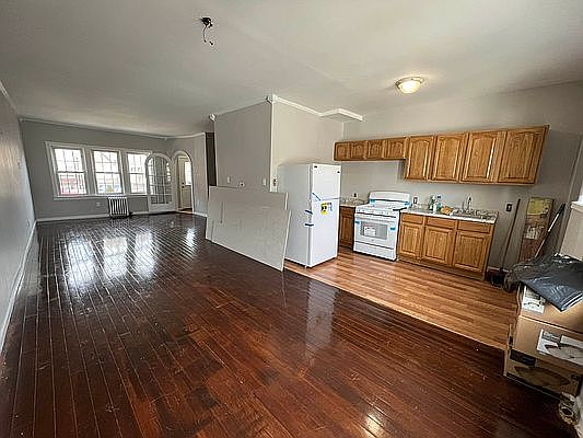 3rd image of 2032 E 41st St #4
