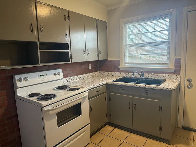2602 Waltham Dr NE — Photo 10
