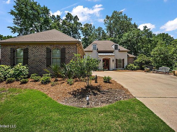 5th image of 201 Cottonwood Dr
