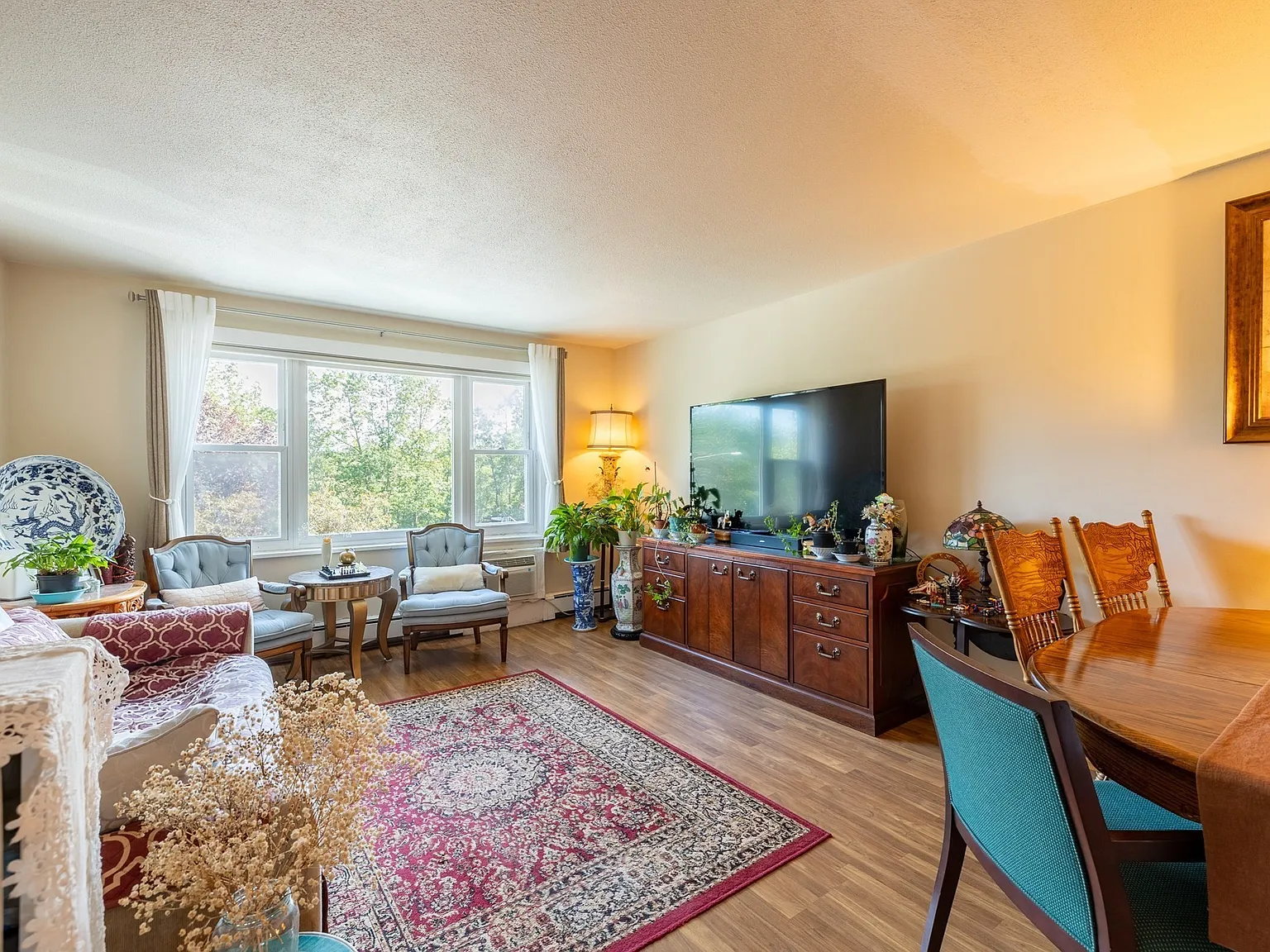 2 bed, 1.0 bath, 866 sqft, $2,300 — Photo 1