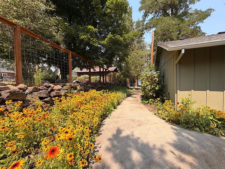2551 NE Ravenwood Dr — Photo 15