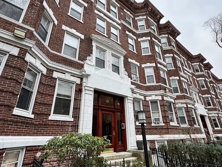 32 Queensberry St #8R — Photo 9