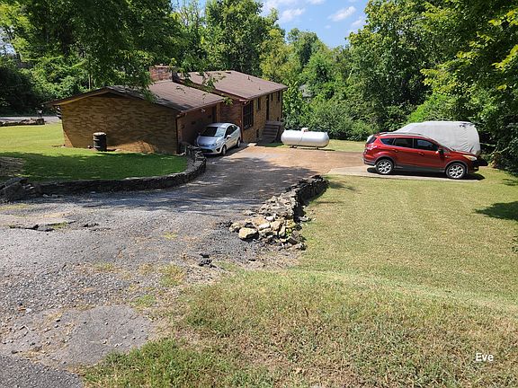 4th image of 606 Chris St