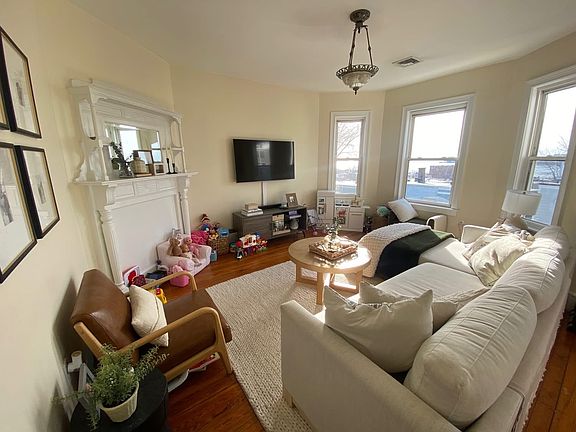 3rd image of 440 E 6th St #3