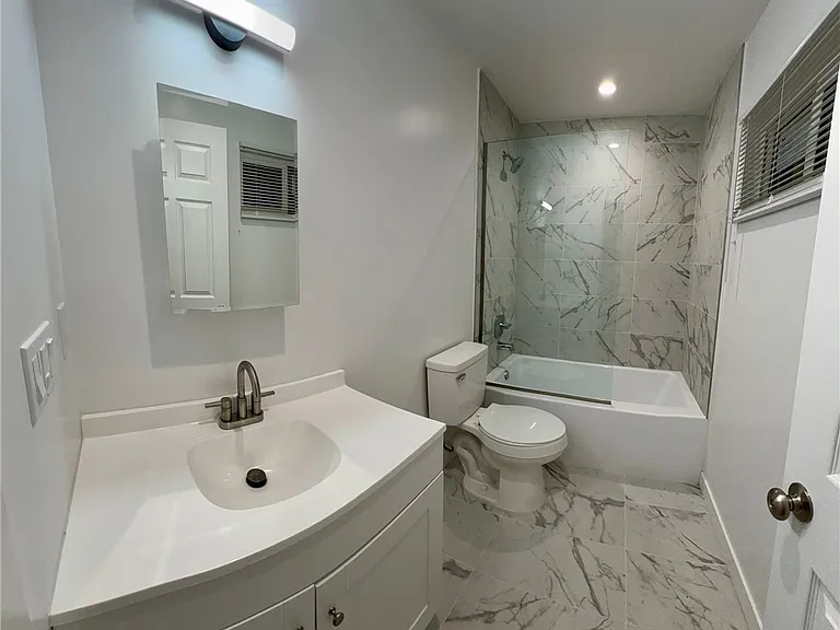 18654 1/2 Runnymede St #1/2 — Photo 8