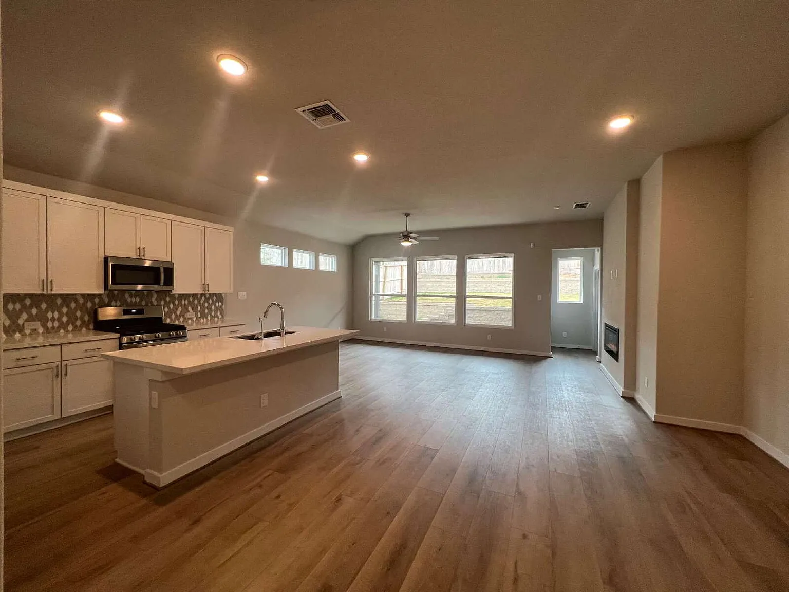 3 bed, 2.0 bath, 1661 sqft, $1,795 — Photo 3