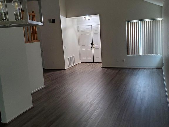 3rd image of 1076 Oxford Ln
