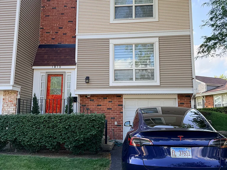 1815 Williamsburg Dr — Photo 1