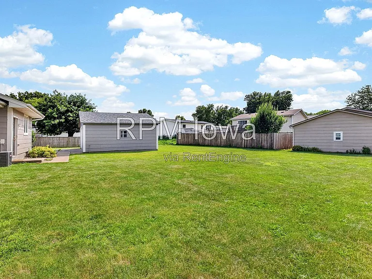 1614 NW Applewood St — Photo 26