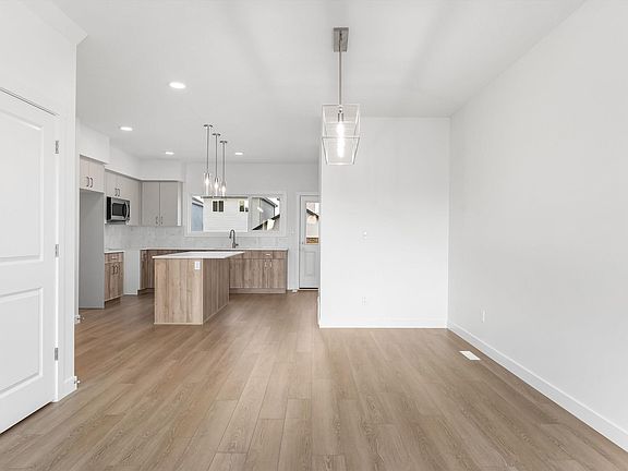 4th image of 1012 14th Ave NW