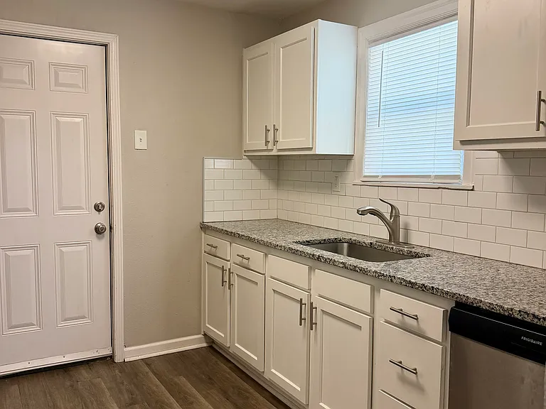 815 E Albert Ave — Photo 10